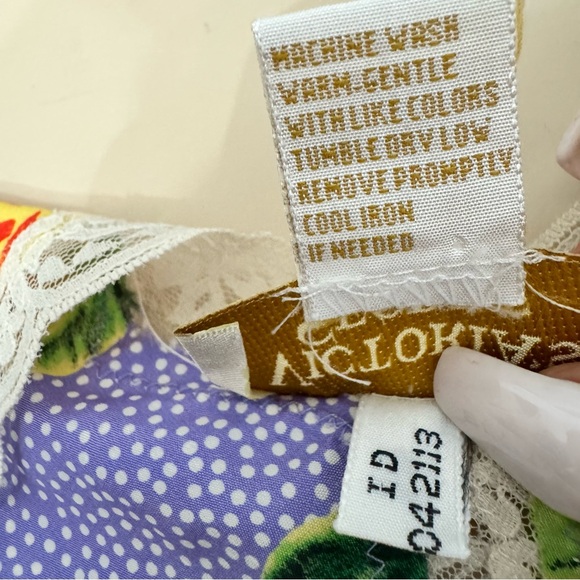 VTG Victoria's Secret Gold Label Satin Camisole Tank Top Cottagecore Floral - Picture 3 of 9